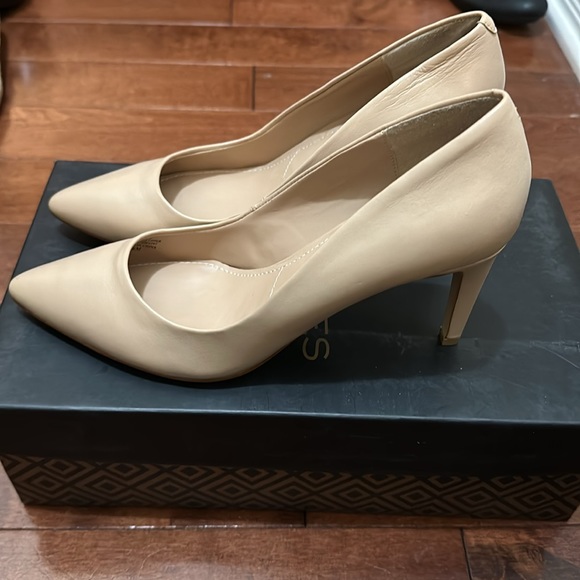 NEW IN BOX - Charles by Charles David leather pumps size 6 - Picture 2 of 3